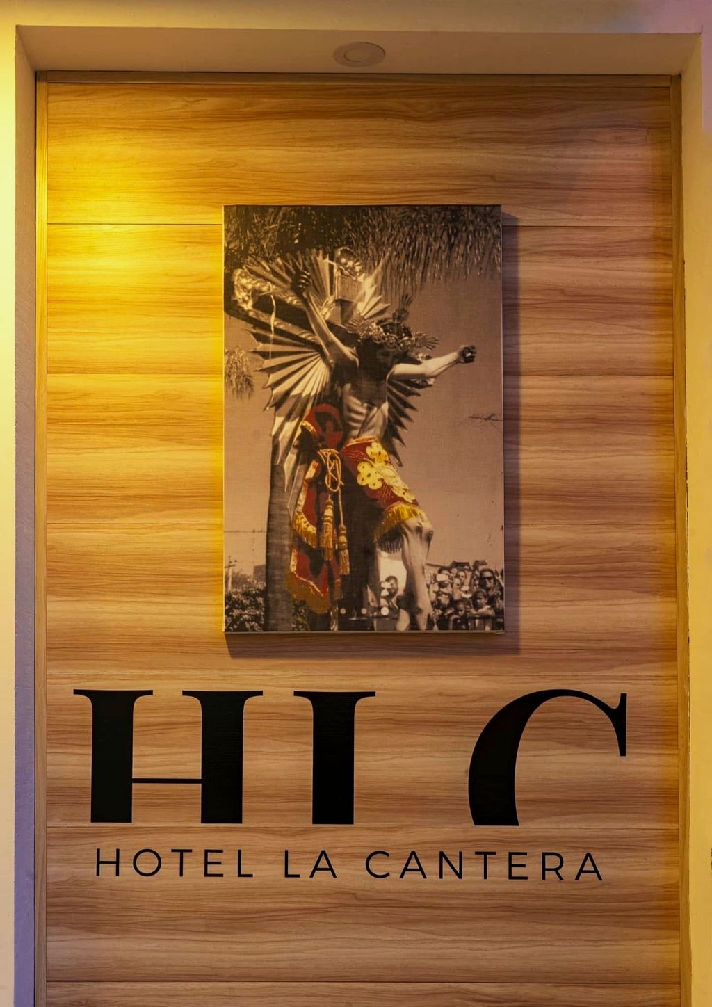 Muro de madera con el logo de HLC Hotel La Cantera
