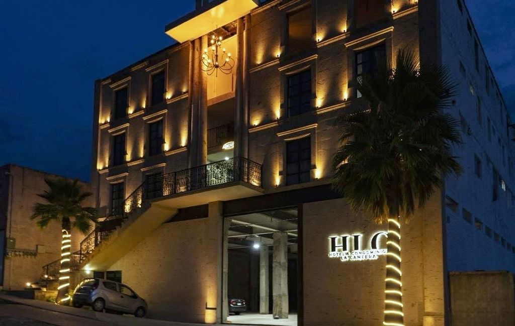 Fachada del hotel iluminada de noche
