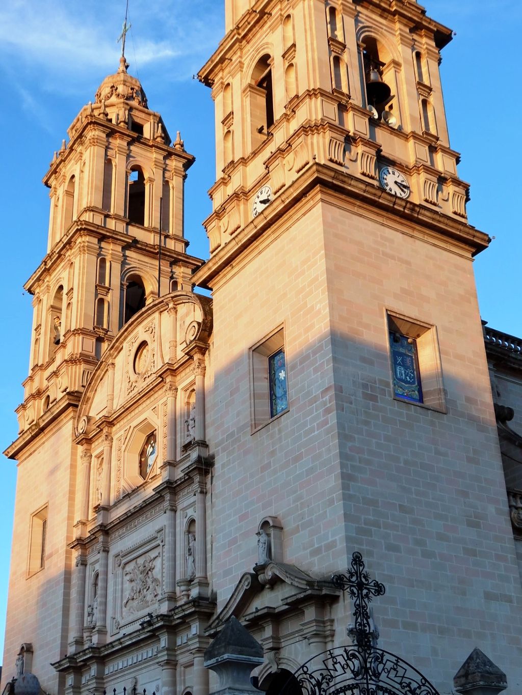 Templo de cantera con dos torres en Yahualica