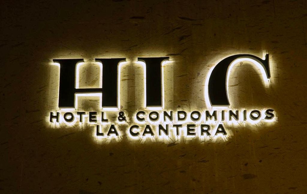 Letrero iluminado de Hotel & Condominios La Cantera
