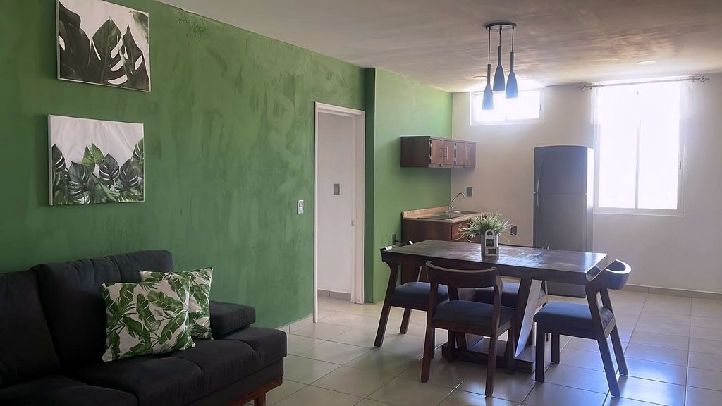 Sala, comedor y cocineta con refrigerador